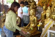 Исцеления от болезней тайцы просят у Будды.У каждого своя фигурка Будды- покровителя - соответствующая тому дню недели, в который родился человек